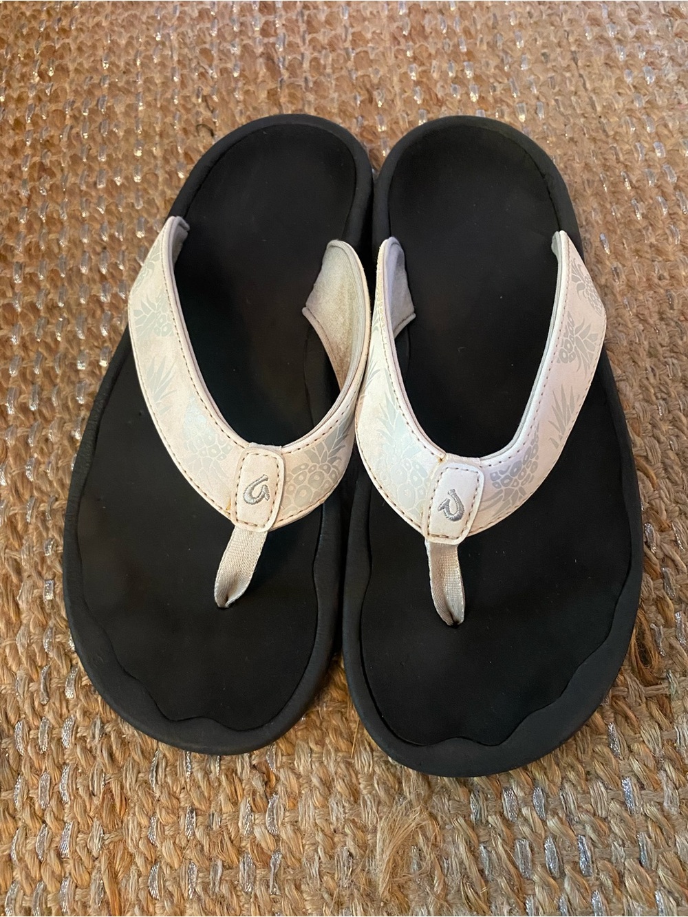 OluKai Ohana Sandals Flip Flops Womens Sz 8 Bright White Hua Pineapple Resort